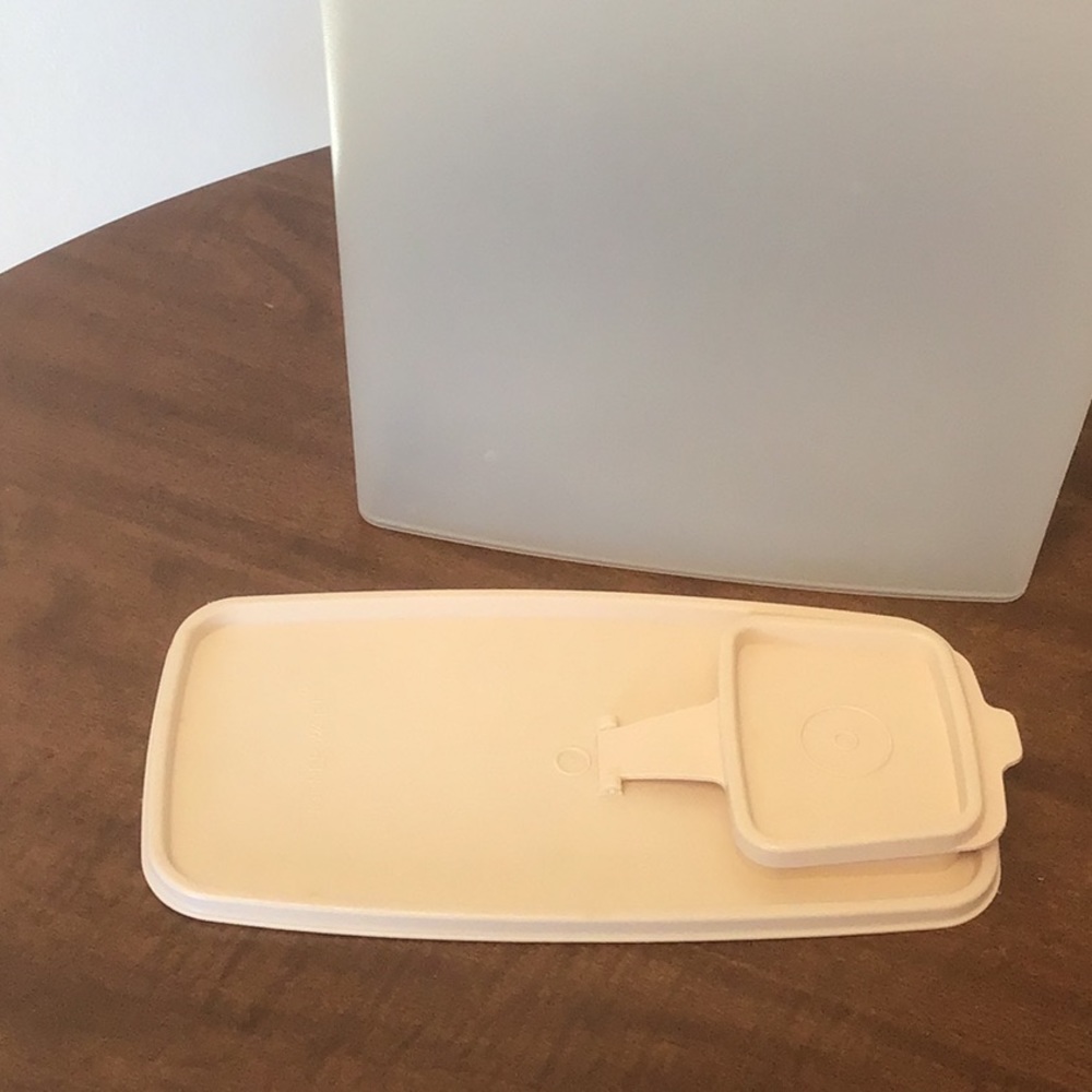 Tupperware container - Picture 2 of 2